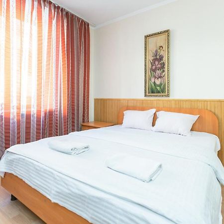 Квартира Студія Біля Оперного Театру По Вулиці Гонти 4-3А Lviv Exteriör bild