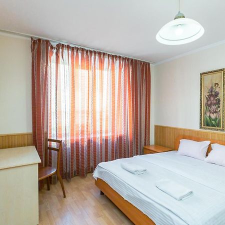 Квартира Студія Біля Оперного Театру По Вулиці Гонти 4-3А Lviv Exteriör bild